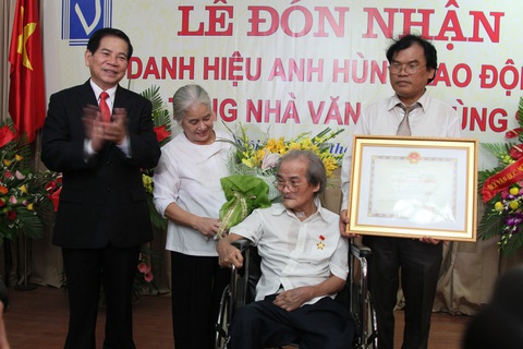 Nhà văn Sơn Tùng: Người bám chặt vào đời bằng cây bút trên 3 ngón tay - Ảnh 2. Nhà văn Sơn Tùng: Người bám chặt vào đời bằng cây bút trên 3 ngón tay - Ảnh 2.