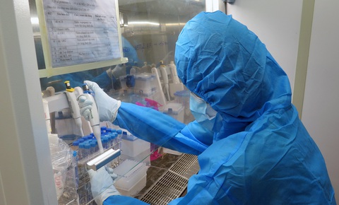 Bên trong phòng xét nghiệm container tìm virus SARS-CoV-2 - Ảnh 4. Bên trong phòng xét nghiệm container tìm virus SARS-CoV-2 - Ảnh 4.