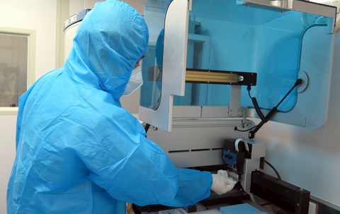 Bên trong phòng xét nghiệm container tìm virus SARS-CoV-2 - Ảnh 6. Bên trong phòng xét nghiệm container tìm virus SARS-CoV-2 - Ảnh 6.