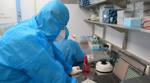 Bên trong phòng xét nghiệm container tìm virus SARS-CoV-2 - Ảnh 7. Bên trong phòng xét nghiệm container tìm virus SARS-CoV-2 - Ảnh 7.