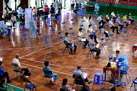 TP.HCM tiêm vắc xin đợt 5: Ưu tiên người cao tuổi, người nghèo - Ảnh 1. TP.HCM tiêm vắc xin đợt 5: Ưu tiên người cao tuổi, người nghèo - Ảnh 1.