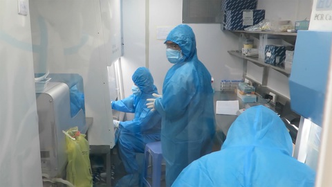 Bên trong phòng xét nghiệm container tìm virus SARS-CoV-2 - Ảnh 3. Bên trong phòng xét nghiệm container tìm virus SARS-CoV-2 - Ảnh 3.