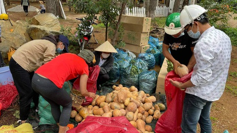 Nghẹn ngào với tin nhắn gửi má của sinh viên lái xe tải chở hàng giúp dân - Ảnh 2. Nghẹn ngào với tin nhắn gửi má của sinh viên lái xe tải chở hàng giúp dân - Ảnh 2.
