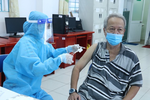 Khẩn trương tiêm vắc xin cho người bệnh mãn tính, béo phì tại TP.HCM - Ảnh 1. Khẩn trương tiêm vắc xin cho người bệnh mãn tính, béo phì tại TP.HCM - Ảnh 1.