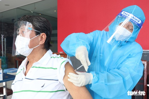 HỎI - ĐÁP về dịch COVID-19: Vì sao nhiều người trên 65 tuổi, mắc bệnh nền chưa được tiêm vắc xin? - Ảnh 1. HỎI - ĐÁP về dịch COVID-19: Vì sao nhiều người trên 65 tuổi, mắc bệnh nền chưa được tiêm vắc xin? - Ảnh 1.