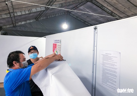 Công nhân dầm mưa xây dựng sân bóng đá Phú Nhuận thành khu cách ly F0 - Ảnh 7. Công nhân dầm mưa xây dựng sân bóng đá Phú Nhuận thành khu cách ly F0 - Ảnh 7.