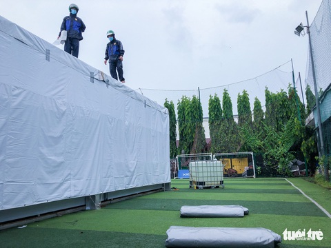 Công nhân dầm mưa xây dựng sân bóng đá Phú Nhuận thành khu cách ly F0 - Ảnh 9. Công nhân dầm mưa xây dựng sân bóng đá Phú Nhuận thành khu cách ly F0 - Ảnh 9.
