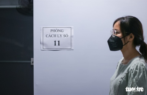 Công nhân dầm mưa xây dựng sân bóng đá Phú Nhuận thành khu cách ly F0 - Ảnh 6. Công nhân dầm mưa xây dựng sân bóng đá Phú Nhuận thành khu cách ly F0 - Ảnh 6.