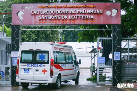 Công nhân dầm mưa xây dựng sân bóng đá Phú Nhuận thành khu cách ly F0 - Ảnh 4. Công nhân dầm mưa xây dựng sân bóng đá Phú Nhuận thành khu cách ly F0 - Ảnh 4.