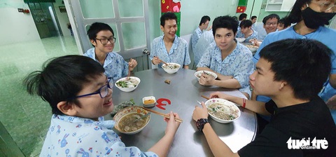 Phở nóng hổi gửi trao đến các bé mồ côi, khuyết tật trong ngày giãn cách - Ảnh 7. Phở nóng hổi gửi trao đến các bé mồ côi, khuyết tật trong ngày giãn cách - Ảnh 7.