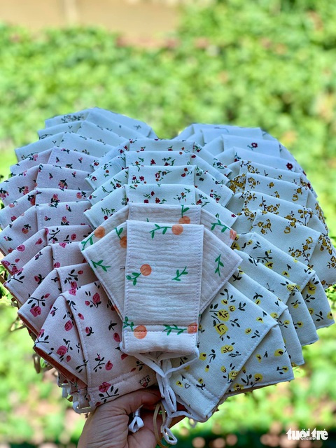 Ở nhà mùa dịch khéo tay thêu thùa khẩu trang, bông hoa lạ mắt - Ảnh 6. Ở nhà mùa dịch khéo tay thêu thùa khẩu trang, bông hoa lạ mắt - Ảnh 6.
