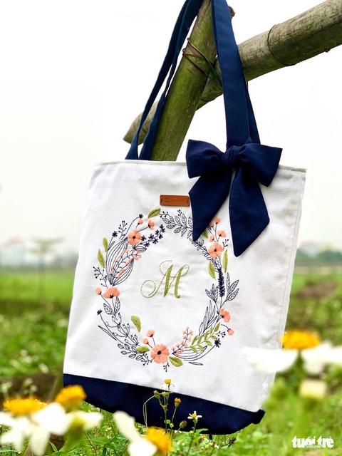 Ở nhà mùa dịch khéo tay thêu thùa khẩu trang, bông hoa lạ mắt - Ảnh 7. Ở nhà mùa dịch khéo tay thêu thùa khẩu trang, bông hoa lạ mắt - Ảnh 7.