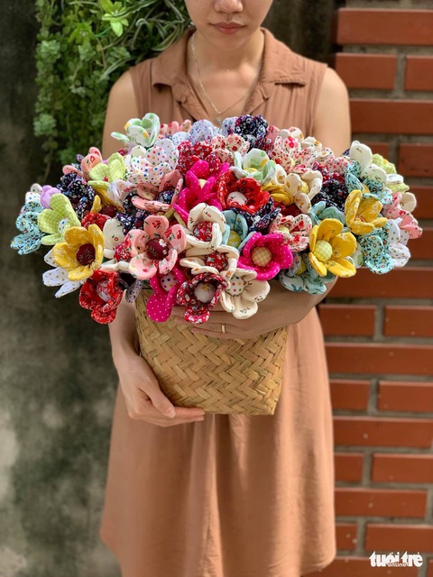 Ở nhà mùa dịch khéo tay thêu thùa khẩu trang, bông hoa lạ mắt - Ảnh 8. Ở nhà mùa dịch khéo tay thêu thùa khẩu trang, bông hoa lạ mắt - Ảnh 8.