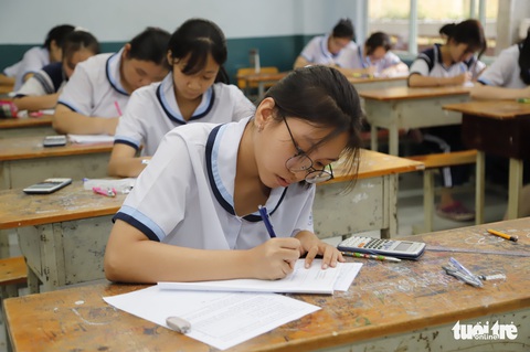 Tuyển sinh lớp 10 tại TP.HCM: Học sinh chọn thi hay xét tuyển? - Ảnh 1. Tuyển sinh lớp 10 tại TP.HCM: Học sinh chọn thi hay xét tuyển? - Ảnh 1.