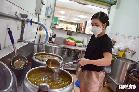 Phở nóng hổi gửi trao đến các bé mồ côi, khuyết tật trong ngày giãn cách - Ảnh 2. Phở nóng hổi gửi trao đến các bé mồ côi, khuyết tật trong ngày giãn cách - Ảnh 2.