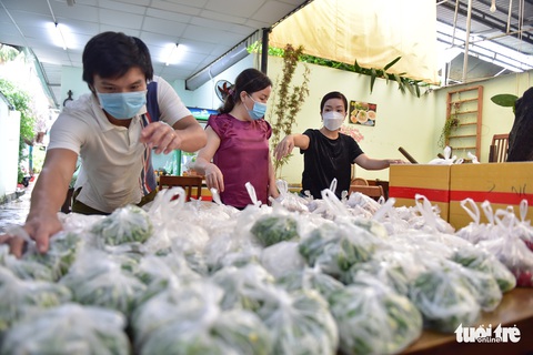 Phở nóng hổi gửi trao đến các bé mồ côi, khuyết tật trong ngày giãn cách - Ảnh 4. Phở nóng hổi gửi trao đến các bé mồ côi, khuyết tật trong ngày giãn cách - Ảnh 4.