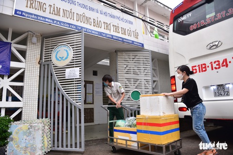 Phở nóng hổi gửi trao đến các bé mồ côi, khuyết tật trong ngày giãn cách - Ảnh 5. Phở nóng hổi gửi trao đến các bé mồ côi, khuyết tật trong ngày giãn cách - Ảnh 5.