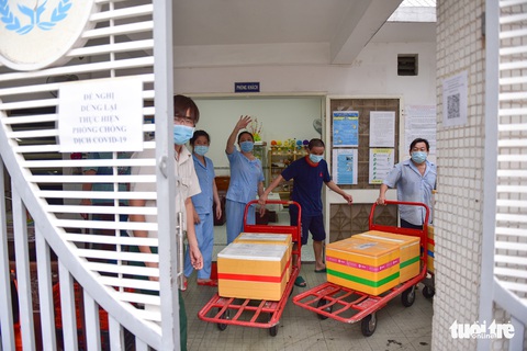 Phở nóng hổi gửi trao đến các bé mồ côi, khuyết tật trong ngày giãn cách - Ảnh 6. Phở nóng hổi gửi trao đến các bé mồ côi, khuyết tật trong ngày giãn cách - Ảnh 6.