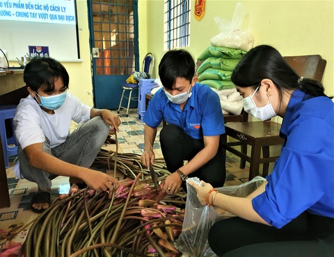 Thanh niên đi chợ giúp người dân cách ly giữa mùa dịch bệnh - Ảnh 1. Thanh niên đi chợ giúp người dân cách ly giữa mùa dịch bệnh - Ảnh 1.