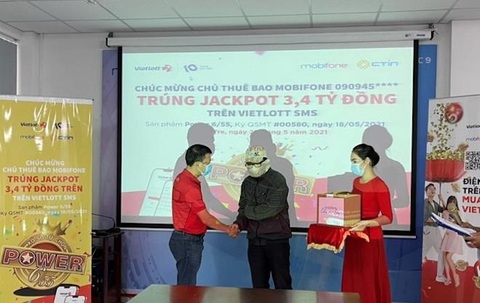 Tâm sự của 2 tỉ phú mua xổ số qua Vietlott SMS - Ảnh 1. Tâm sự của 2 tỉ phú mua xổ số qua Vietlott SMS - Ảnh 1.
