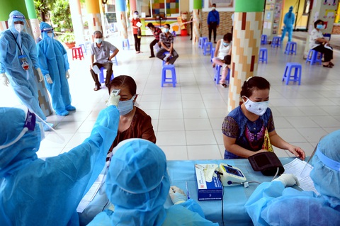 TP.HCM tiêm vắc xin đợt 5: Ưu tiên người cao tuổi, người nghèo - Ảnh 2. TP.HCM tiêm vắc xin đợt 5: Ưu tiên người cao tuổi, người nghèo - Ảnh 2.
