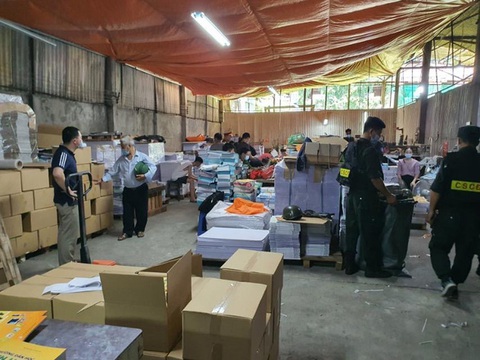 Khởi tố 3 cán bộ Cục Quản lý thị trường Hà Nội vụ tiêu thụ hơn 3 triệu cuốn sách giả - Ảnh 2. Khởi tố 3 cán bộ Cục Quản lý thị trường Hà Nội vụ tiêu thụ hơn 3 triệu cuốn sách giả - Ảnh 2.
