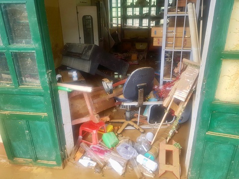 Trường học ở Si Ma Cai ngập sâu 4-5 mét sau mưa lớn, nhiều máy tính, sách vở hư hỏng - Ảnh 2. Trường học ở Si Ma Cai ngập sâu 4-5 mét sau mưa lớn, nhiều máy tính, sách vở hư hỏng - Ảnh 2.