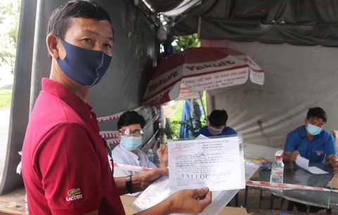 Chủ tịch Kiên Giang chỉ đạo lưu thông hàng hóa không cần đúng danh mục - Ảnh 1. Chủ tịch Kiên Giang chỉ đạo lưu thông hàng hóa không cần đúng danh mục - Ảnh 1.
