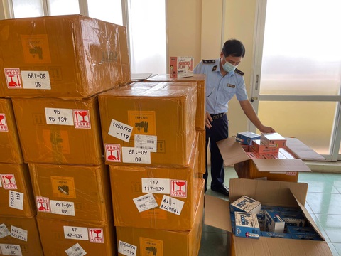 Thuốc lá thế hệ mới: Hàng lậu lộng hành, tại sao chưa siết? - Ảnh 1. Thuốc lá thế hệ mới: Hàng lậu lộng hành, tại sao chưa siết? - Ảnh 1.