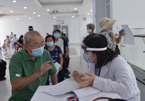 Người nghèo ở TP.HCM vui như tết vì được tiêm vắc xin - Ảnh 7. Người nghèo ở TP.HCM vui như tết vì được tiêm vắc xin - Ảnh 7.