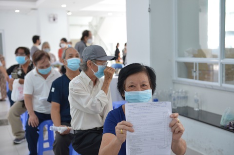 Người nghèo ở TP.HCM vui như tết vì được tiêm vắc xin - Ảnh 2. Người nghèo ở TP.HCM vui như tết vì được tiêm vắc xin - Ảnh 2.