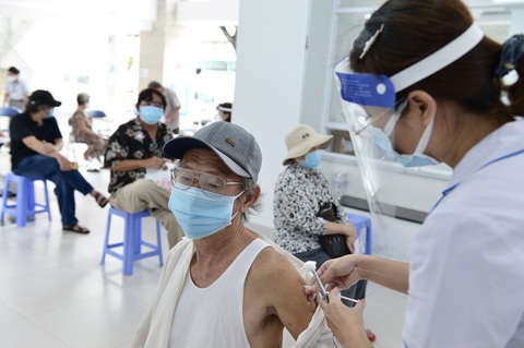 Người nghèo ở TP.HCM vui như tết vì được tiêm vắc xin - Ảnh 8. Người nghèo ở TP.HCM vui như tết vì được tiêm vắc xin - Ảnh 8.
