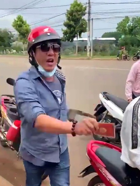 Tạm giữ hình sự người thách thức, đạp vào đùi thành viên chốt kiểm soát - Ảnh 1. Tạm giữ hình sự người thách thức, đạp vào đùi thành viên chốt kiểm soát - Ảnh 1.