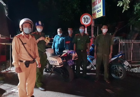Đi bơm nước nuôi vịt, bị phạt vì vi phạm chỉ thị 16: Thông tin không đúng bản chất - Ảnh 1. Đi bơm nước nuôi vịt, bị phạt vì vi phạm chỉ thị 16: Thông tin không đúng bản chất - Ảnh 1.