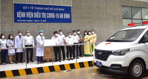 Bệnh viện An Bình nhận xe cấp cứu mới và hệ thống xét nghiệm RT-PCR đầu tiên - Ảnh 1. Bệnh viện An Bình nhận xe cấp cứu mới và hệ thống xét nghiệm RT-PCR đầu tiên - Ảnh 1.