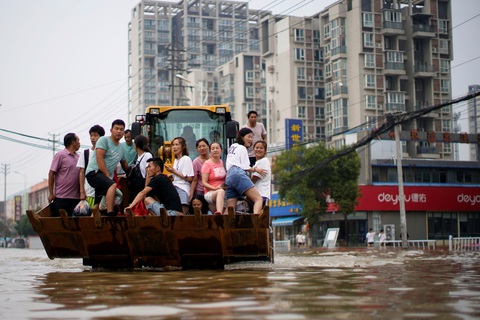 Mưa lũ khiến 56 người chết và thiệt hại 10 tỉ USD, Trung Quốc lại sắp hứng bão - Ảnh 2. Mưa lũ khiến 56 người chết và thiệt hại 10 tỉ USD, Trung Quốc lại sắp hứng bão - Ảnh 2.