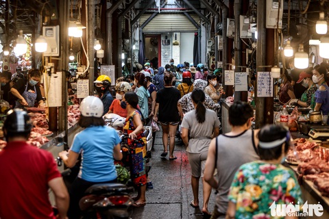 Hà Nội: Chỉ thị giãn cách xã hội ban hành lúc nửa đêm, chợ sáng ngày rằm vẫn đông người - Ảnh 1. Hà Nội: Chỉ thị giãn cách xã hội ban hành lúc nửa đêm, chợ sáng ngày rằm vẫn đông người - Ảnh 1.
