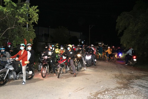 Xe chuyên dụng Công an Bình Phước dẫn đường cho hàng ngàn xe về Tây Nguyên - Ảnh 5. Xe chuyên dụng Công an Bình Phước dẫn đường cho hàng ngàn xe về Tây Nguyên - Ảnh 5.