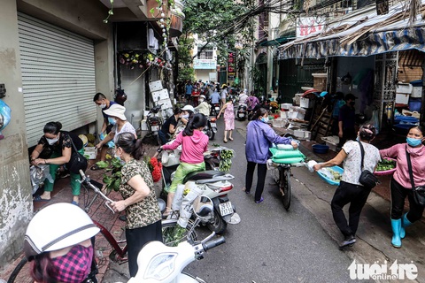 Hà Nội: Chỉ thị giãn cách xã hội ban hành lúc nửa đêm, chợ sáng ngày rằm vẫn đông người - Ảnh 2. Hà Nội: Chỉ thị giãn cách xã hội ban hành lúc nửa đêm, chợ sáng ngày rằm vẫn đông người - Ảnh 2.