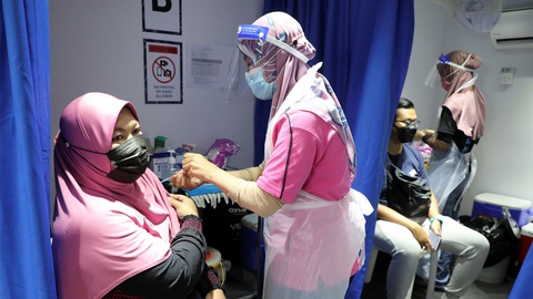 Malaysia rà từng ngõ, gõ từng nhà tiêm vắc xin - Ảnh 1. Malaysia rà từng ngõ, gõ từng nhà tiêm vắc xin - Ảnh 1.