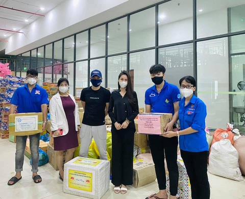 Nhận từ Hà Tĩnh gửi TP.HCM 100 tấn gạo, Thủy Tiên và Công Vinh cầu cứu tình nguyện viên - Ảnh 2. Nhận từ Hà Tĩnh gửi TP.HCM 100 tấn gạo, Thủy Tiên và Công Vinh cầu cứu tình nguyện viên - Ảnh 2.
