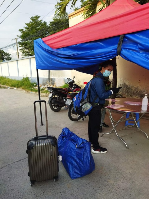 2 bạn trẻ làm thuê đi bộ từ Thủ Đức về Huế, đến Đồng Nai bị chặn lại và... tặng vé tàu - Ảnh 1. 2 bạn trẻ làm thuê đi bộ từ Thủ Đức về Huế, đến Đồng Nai bị chặn lại và... tặng vé tàu - Ảnh 1.