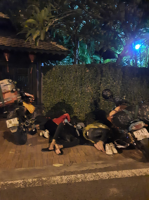 2 bạn trẻ làm thuê đi bộ từ Thủ Đức về Huế, đến Đồng Nai bị chặn lại và... tặng vé tàu - Ảnh 2. 2 bạn trẻ làm thuê đi bộ từ Thủ Đức về Huế, đến Đồng Nai bị chặn lại và... tặng vé tàu - Ảnh 2.