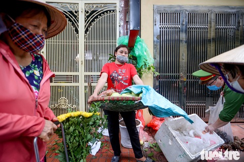Hà Nội: Chỉ thị giãn cách xã hội ban hành lúc nửa đêm, chợ sáng ngày rằm vẫn đông người - Ảnh 7. Hà Nội: Chỉ thị giãn cách xã hội ban hành lúc nửa đêm, chợ sáng ngày rằm vẫn đông người - Ảnh 7.