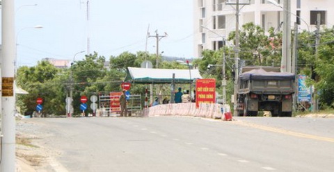 Chốt kiểm soát dịch COVID-19 yêu cầu xe ngân hàng quay đầu vì tiền không phải hàng cấp thiết - Ảnh 1. Chốt kiểm soát dịch COVID-19 yêu cầu xe ngân hàng quay đầu vì tiền không phải hàng cấp thiết - Ảnh 1.