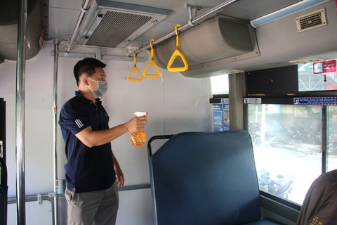 TP.HCM dùng xe buýt Hợp tác xã Vận tải 19-5 để chuyển người bệnh COVID-19 - Ảnh 1. TP.HCM dùng xe buýt Hợp tác xã Vận tải 19-5 để chuyển người bệnh COVID-19 - Ảnh 1.