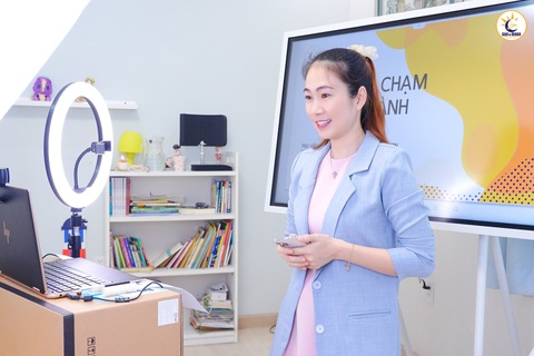 Mở lớp dạy online, làm phim trường dã chiến để thích nghi với mùa dịch - Ảnh 1. Mở lớp dạy online, làm phim trường dã chiến để thích nghi với mùa dịch - Ảnh 1.