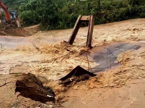 Cầu sắt bị trôi do mưa lũ, 750 người dân ở vùng cao Thanh Hóa bị cô lập - Ảnh 1. Cầu sắt bị trôi do mưa lũ, 750 người dân ở vùng cao Thanh Hóa bị cô lập - Ảnh 1.