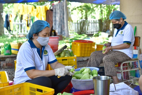 Bữa cơm yêu thương trong tâm dịch - Ảnh 2. Bữa cơm yêu thương trong tâm dịch - Ảnh 2.