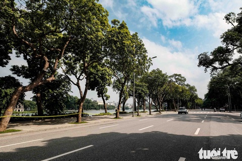 Hà Nội: Chỉ thị giãn cách xã hội ban hành lúc nửa đêm, chợ sáng ngày rằm vẫn đông người - Ảnh 12. Hà Nội: Chỉ thị giãn cách xã hội ban hành lúc nửa đêm, chợ sáng ngày rằm vẫn đông người - Ảnh 12.